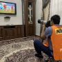 Aksi Kocak Wartawan Bola saat WFH, Foto Pertandingan dari Layar TV