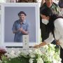 Nyekar ke Makam Glenn Fredly, Mutia Ayu Bawa Hadiah Ini