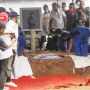 Sambil Pegang Kepala Jenazah Glenn Fredly, Tompi : Selamat Jalan...