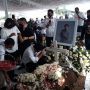 Jenazah Glenn Fredly Dimakamkan, Tangis Keluarga dan Kerabat Pecah