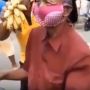 Kocak tapi Miris, Penjual Pisang Pakai Bra Sebagai Pengganti Masker