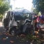 Mobil Melaju Kencang di Wates Tabrak Pohon hingga Remuk, Korban Terjepit