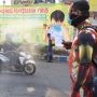 Berkostum Superhero, Polisi di Pasuruan Semprotkan Cairan Disinfektan