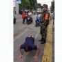 Gelar Patroli PSBB, TNI Hukum Warga yang Tak Pakai Masker Push-up