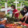 Mutia Ayu Rayakan Paskah ke Makam Glenn Fredly, Cium Nisan Sambil Nangis
