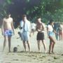 Lagi Ada Wabah Corona, Bule-bule Asyik Telanjang Dada di Pantai Carita