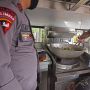Intip Polisi Memasak di Dapur Umum untuk Warga Terdampak Corona