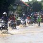 Diterjang Banjir Jalur Pantura Pasuruan Lumpuh