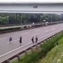 Menantang Maut, Gerombolan Bocah Nekat Main di Jalan Tol
