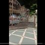 Viral Pembeli Lempar Uang ke Kurir, Ogah Kontak Langsung?