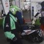 Aksi Pemotor saat Isi Bensin Ini Bikin Salah Fokus, Tangkinya Unik