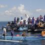 Pembagian Ratusan Sembako untuk Nelayan di Tengah Laut