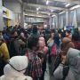 Penumpang KRL Kembali Menumpuk, Antrean Mengular hingga di Luar Stasiun