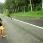 Ban Belakang Ketinggalan, Aksi Pemotor Drag Ini Berakhir Kocak
