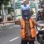 Cegah Corona, Tukang Parkir di Yogya Pakai Galon untuk Pelindung Wajah