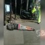 Pria Mendadak Pingsan di Jalanan, Dievakuasi Medis Sesuai Prosedur Corona