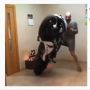 Obati Bosan Di Rumah Aja, Pria ini Sampai Wheelie di Dalam Rumah
