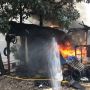 Lapak Barang Bekas di Depan Kantor Kelurahan Penggilingan Terbakar