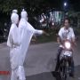 Pemuda Jadi Pocong saat Bagikan Masker, Ingatkan Warga Corona Mematikan