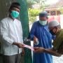 Gerak Swadaya, Warga Dusun Sedan Bagikan Masker ke Jamaah Sholat Jumat