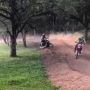 Tak Ciut Nyali Lawan Motor Trail, Aksi Pemotor Bebek Ini Bikin Heran