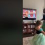 Demi Anak Senang, Ayah Ini Tak Malu Memakai Gaun dan Menyanyi Frozen