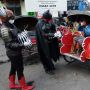 Gundala dan Batman Bagikan Masker Gratis di Pasar