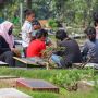 Meski Dilarang Karena Corona, Warga Tetap Lakukan Ziarah Kubur