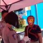 Wanita Pakai Topeng Macan Gegara Tak Punya Masker, Publik: Nakutin Corona