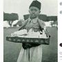 Muncul Foto Jadul Bocah Pengasong di Alun-alun, Netizen: Buyut Siapa Ini?