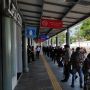 Jokowi Larang Mudik, Sejumlah Pemudik Antre Batalkan Tiket di Stasiun Senen