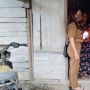 Bagikan Sembako Gratis, Kades Biduan Cantik Pakai Uang Hasil Manggung