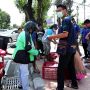 Masya Allah, Warga Pekalongan Bagi-bagi Ratusan Tempe karena Dilarang Mudik