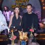 Gandeng Mesra Suami, Zaskia Gotik Tulis Caption Menyentuh
