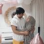5 Momen Tasyakuran 7 Bulanan Irish Bella, Bernuansa Putih Elegan