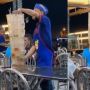 Sakti Banget, Pria Ini Bisa Bawa Belasan Tumpuk Gelas Tanpa Terjatuh