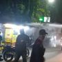 Nekat Berkumpul Saat PSBB, Warga di Makassar Disemprot Pakai Mobil Damkar