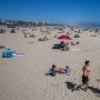 Lockdown Dibuka, Warga AS Tumpah Ruah di Pantai Kawasan California