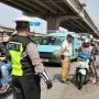 Cek Identitas Pengendara saat PSBB di Bekasi, Polisi: Ini Enggak Mudik Kan?