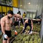 Dijaga Pria Tampan dan Seksi, Toko Durian Ini Buat Pelanggan Wanita Meleleh