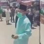 Ustaz Turun ke Jalan Ceramahi Warga yang Masih Salat Jamaah di Masjid