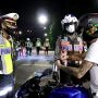 Kepergok Keluyuran Tengah Malam, Polisi Marahi Pemotor Saat PSBB Surabaya