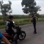 Balap Liar Seketika Bubar, Gerombolan Pria Bawa Kayu Rotan Alasannya