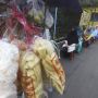 Warga Depok Lakukan Jaga Jarak saat Beli Sayur