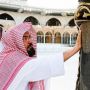 Imam Besar Masjidil Haram Bantu Bersihkan Ka'bah