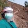Demi Obati Anak yang Sakit, Dokter Ini Rela Mendaki Gunung Pakai APD