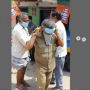 Aksi Pria Paruh Baya Pakai Masker di Jidat hingga Mau Jilat Hand Sanitizer