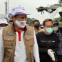 Pakai APD, Sandiaga Bagi Sembako ke Pemulung Bantargebang