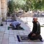 Muslim di Jerusalem Salat di Area Parkir