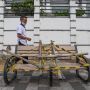 Cegah Corona, Bangku Trotoar di Rawamangun Disegel